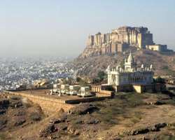 The fort is built on the high which is around 125 meters above from the city and enclosed by impressive thick walls.
